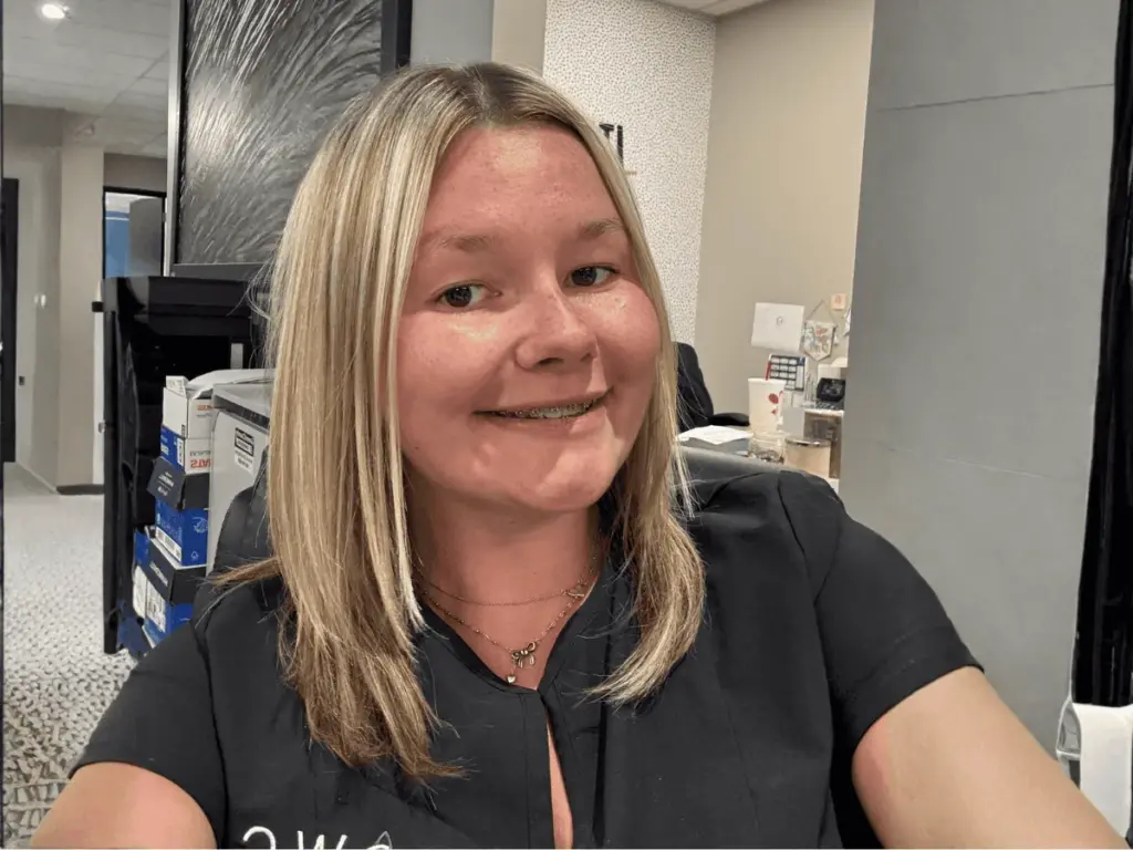 Kirsten, Receptionist